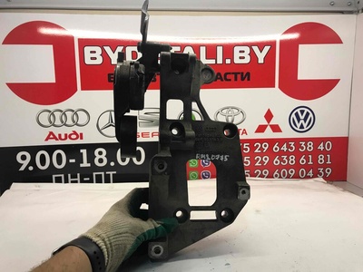 06F903143B Кронштейн генератора Audi A4 2010