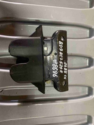 8D9827520A Замок багажника Audi A4B5 (8D 1996-2001) 1998 8D9 827 520 A
