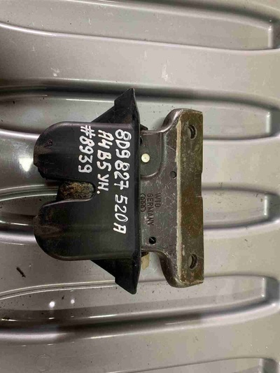 8D9827520A Замок багажника Audi A4B5 (8D 1996-2001) 2000 8D9 827 520 A