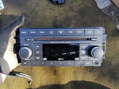 05064925AG chrysler voyager 08 - радио