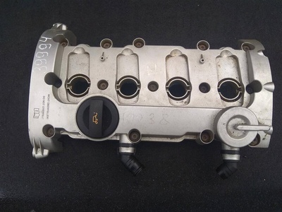 06D103469E Клапанная крышка Audi A4 2003