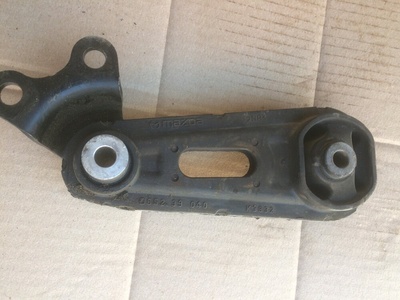 D65239040 Подушка двигателя задний Mazda 2