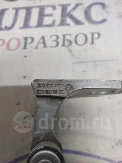 3C0831402D петля двери VW Passat (B6) 2005-2010 2008