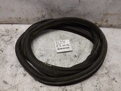 8P4827705E Уплотнитель багажника audi A3