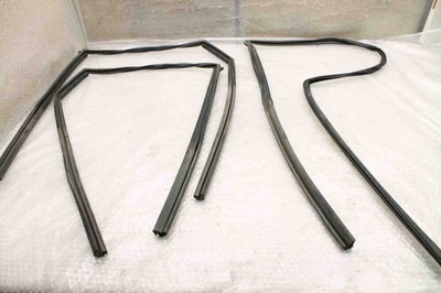 EG2172605C Уплотнитель стекла задней правой двери Mazda CX-7 CX7 EG21-72-605C