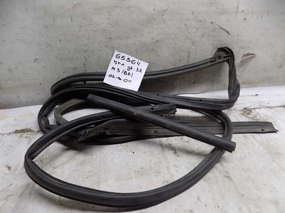 BN8V72760D Уплотнитель двери задней правой mazda (Мазда) 3 (ВК) 2002-2009