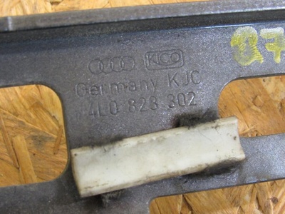 4L0823302 Петля капота правая Audi Q7 4L 2010
