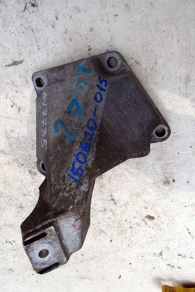8D0199307K кронштейн двигателя левый Audi A6 4B/C5 2001