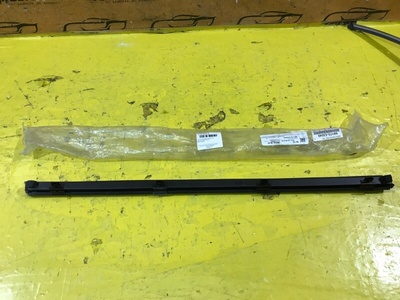 6817253040 Уплотнитель двери Перед. Lexus IS 3 2013-2020