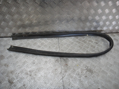 768600008R Уплотнитель двери Duster (12-15) R верхн б\у (арт. )