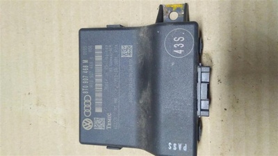 8T0907468M Диагностический интерфейс шин данных Audi A4 2011