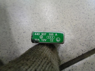 443937105A Предохранитель Audi A8 D3 2002-2010 2005
