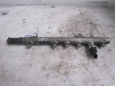 8200347176 Топливная рампа Volvo V40 2003