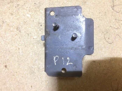 62211AU300 Кронштейн усилителя левый nissan 62211AU330 62211AU330