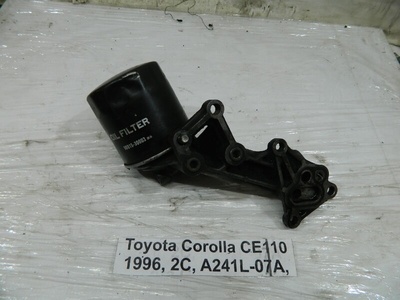 1560864041 Кронштейн масляного фильтра Toyota Corolla CE110 1995-2001 15608-64041