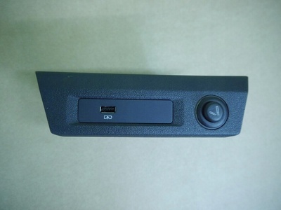 82A035726 audi q3 83a a1 разъем порт usb