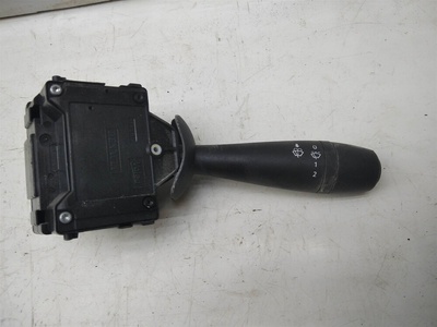 8201168003 Переключатель стеклоочистителей подрулевой renault Logan II 2014>