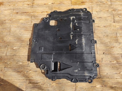 31440279 volvo v40 1.5 t3 12 - крышка под двигатель