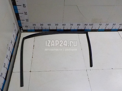 825302w000 Уплотнитель стекла двери Hyundai-Kia Santa Fe (DM) (2012 - 2018)