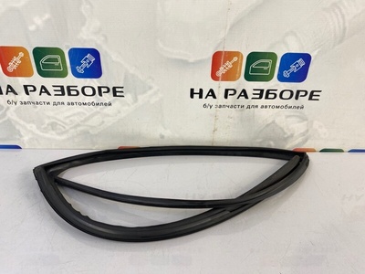 6815233130 уплотнительная резинка стекла двери Toyota Camry XV70 2018