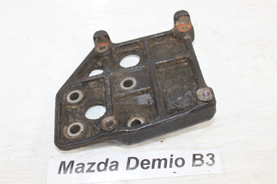 B5C715810 Кронштейн компрессора кондиционера Mazda Demio DW3W 2000