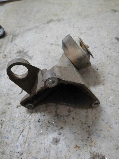 8D0399114L Кронштейн КПП Audi A4 B5(1994-2001) 1998