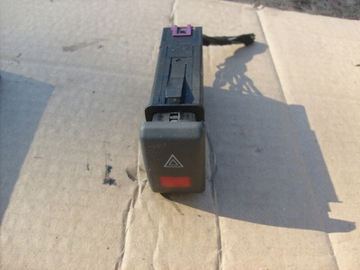 1U0953235C октавия i выключатель аварийных