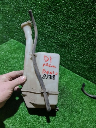 ZJ0115350A Расширительный бачок Mazda Demio DY3W , 823020118