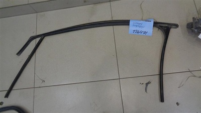 1685043 Уплотнитель стекла двери передней правой Ford Focus 2 2008-2011 2008 г.