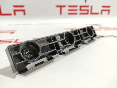 100369100B кронштейн крепления порога Tesla Model S 2015 1003691-00-B