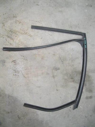 1743083 Уплотнитель стекла задней левой двери Ford Focus II 2008-2011 2008