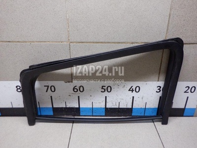 82272EB305 Уплотнитель стекла двери Nissan Pathfinder (R51) (2005 - 2014)