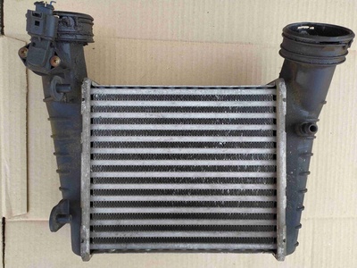 8D0145805D Интеркулер Volkswagen Passat B5 (1996-2001) 2001