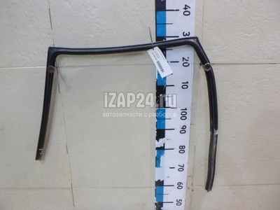 823310036R Уплотнитель стекла двери Renault Duster 2012