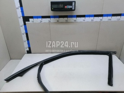 1667251900 Уплотнитель стекла двери Mercedes Benz GL-Class X166 (GL/GLS) (2012 - 2019)