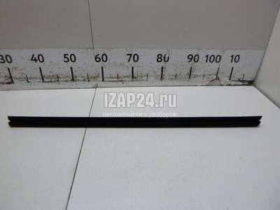 6817402210 Уплотнитель (внутри) Toyota Corolla E18 2013