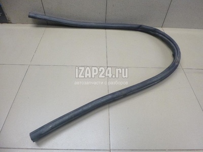 668309754R Уплотнитель капота Renault Sandero 2014