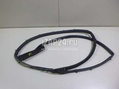828305506R Уплотнитель двери Renault Arkana 2019