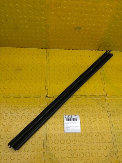 823300359R Уплотнитель опускного стекла Renault Duster HJD 2021
