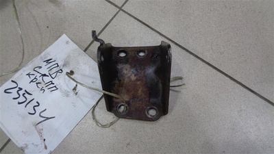 LC6239021 Кронштейн двигателя передний Mazda MPV LW 1999-2006 1999