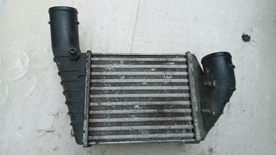 059145806 passat a4 b5 2.5 интеркулер правая