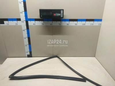 6815233130 Уплотнитель стекла двери Toyota Camry V70 2017