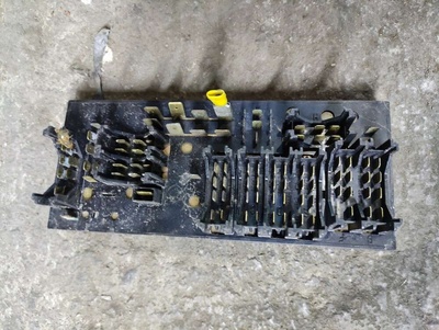 443941822B Блок предохранителей Audi 80 B3 1989