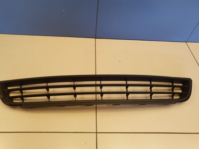 5C68536779B9 Решётка в бампер центральная Volkswagen Jetta A6 2010-2018