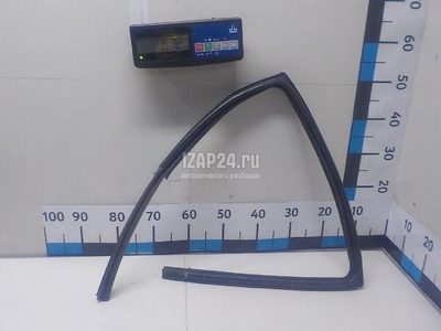 823300034R Уплотнитель стекла двери Renault Duster 2012
