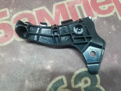 5211512420 кронштейн бампера Toyota Corolla E120 2000