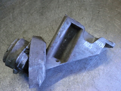 8d0399113ag Кронштейн КПП Audi A6 2001