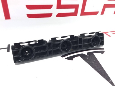 100369100B Кронштейн крепления накладки порога рокерной панели задний Tesla Model S 2018 1003691-00-B