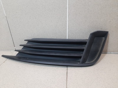 8V5807682 Решетка в бампер правая Audi A3 8V
