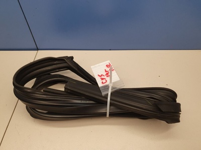 KD5358605L Уплотнитель стекла передней правой двери Mazda CX-5 2011-2017